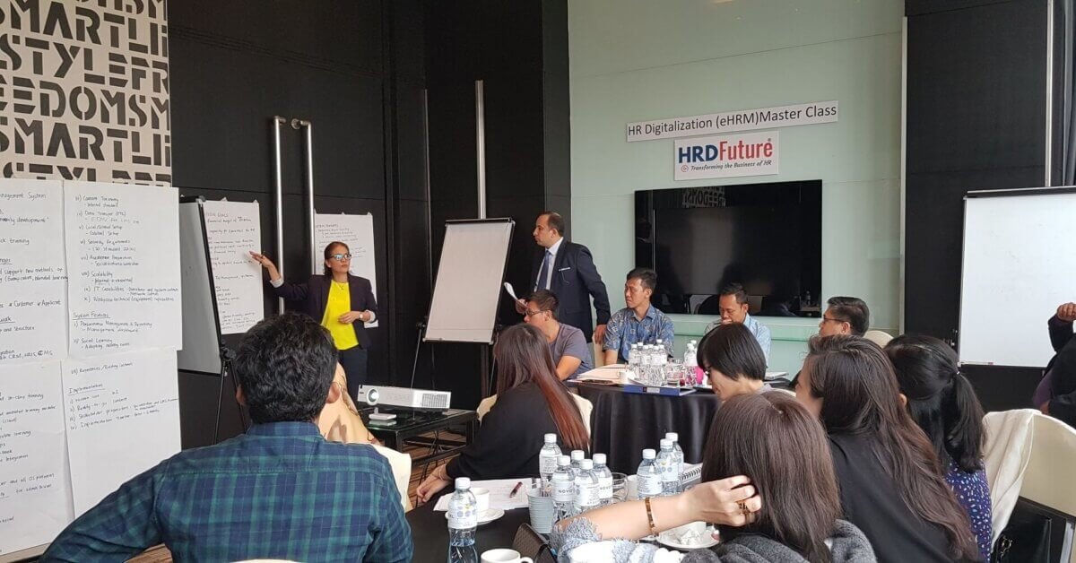 Workshop in session: Group work at the flipcharts