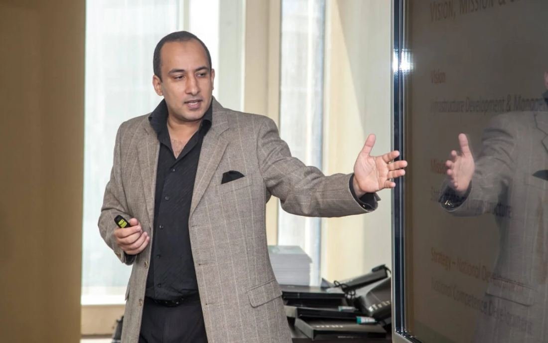 Mostafa Azzam facilitating, arm outstretched