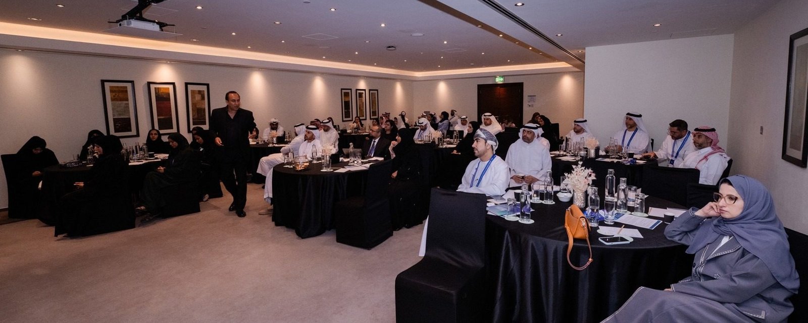 ورشة عمل ضمن مؤتمر، دبي: قاعة ورشة العمل