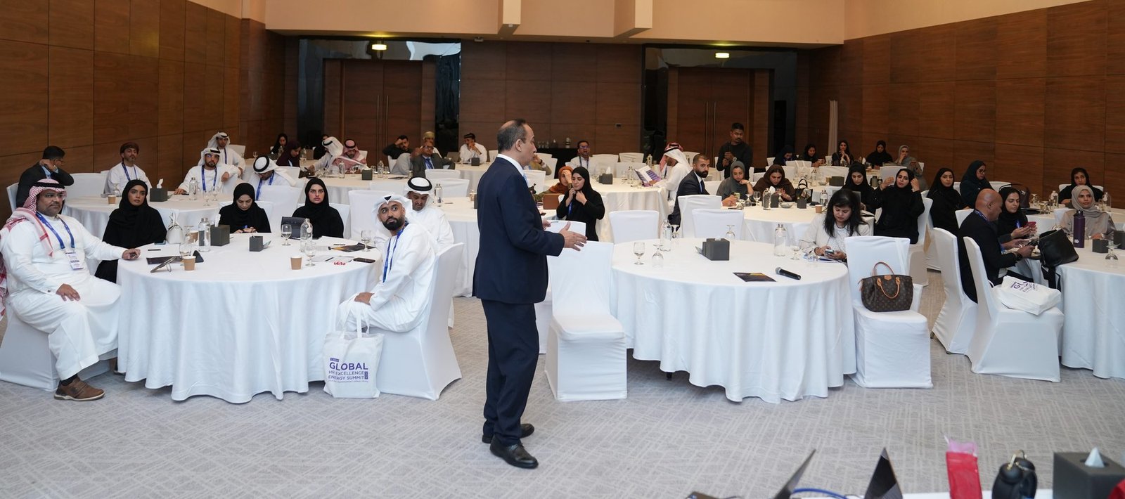 ورشة عمل ضمن مؤتمر، دبي: بين الطاولات