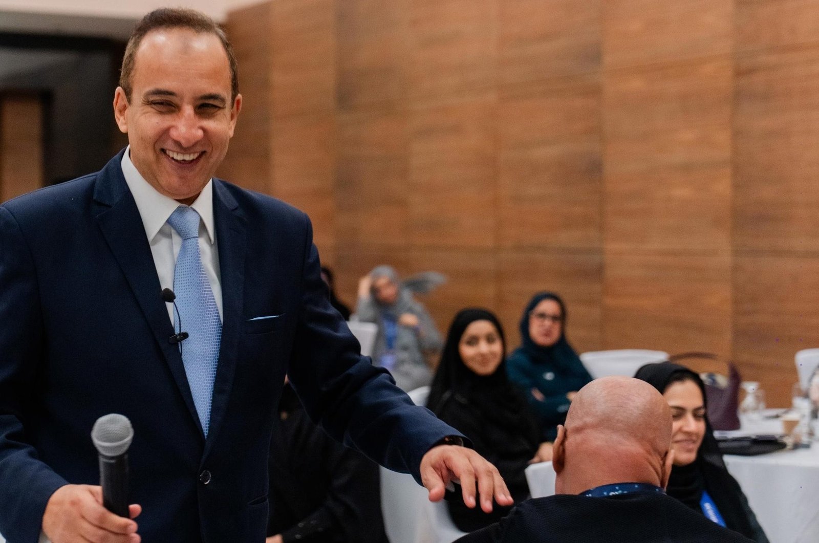 مصطفى عزام يتبادل الضحك مع المشاركين خلال ورشة عمل