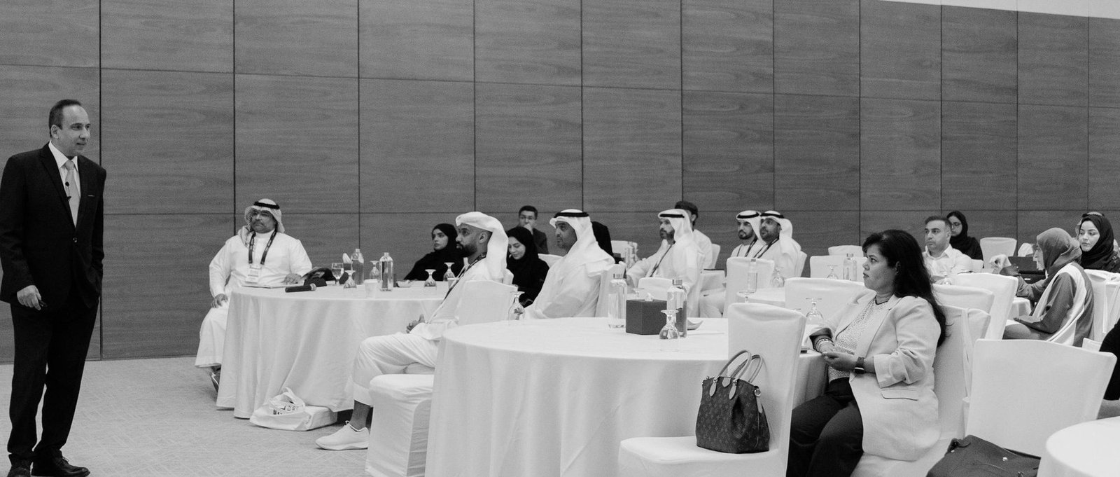 ورشة عمل ضمن مؤتمر، دبي: القاعة تُنصت
