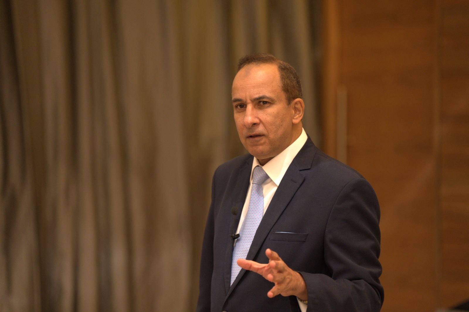 Mostafa Azzam making a point, hand raised, in a workshop