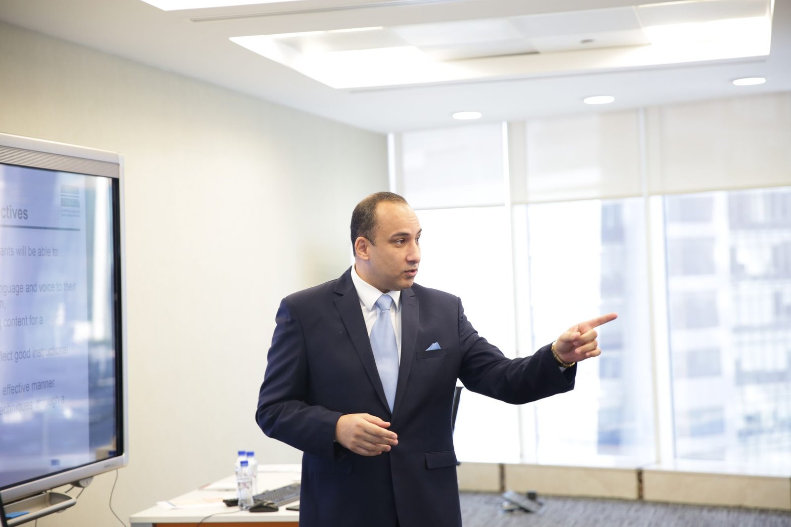 Mostafa Azzam pointing to the screen during a workshop